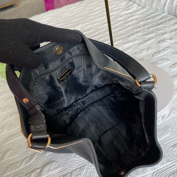 Authentic Salvatore Ferragamo Shoulder Bag - Picture 4 of 17